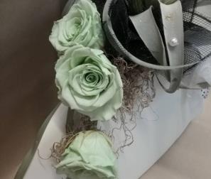 Rose e Tillandsia in composizione 